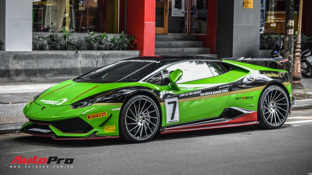 Lamborghini Huracan "khoác" decal phong cách trường đua GT3 EVO tại Sài Gòn