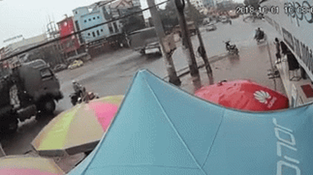 Clip: Khoảnh khắc "thần chết ngủ quên" ở ngã ba Diễn Châu, Nghệ An