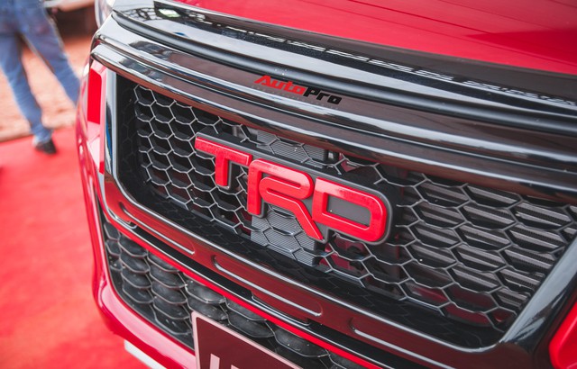 Soi kĩ Toyota Hilux TRD Sportivo 2018 lần đầu tiên ra mắt tại Việt Nam - Ảnh 4. Soi kĩ Toyota Hilux TRD Sportivo 2018 lần đầu tiên ra mắt tại Việt Nam - Ảnh 4.