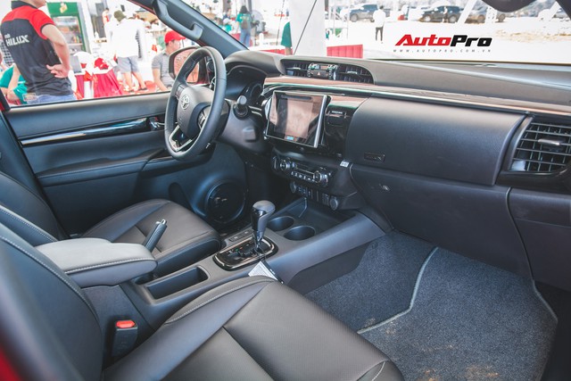 Soi kĩ Toyota Hilux TRD Sportivo 2018 lần đầu tiên ra mắt tại Việt Nam - Ảnh 15. Soi kĩ Toyota Hilux TRD Sportivo 2018 lần đầu tiên ra mắt tại Việt Nam - Ảnh 15.