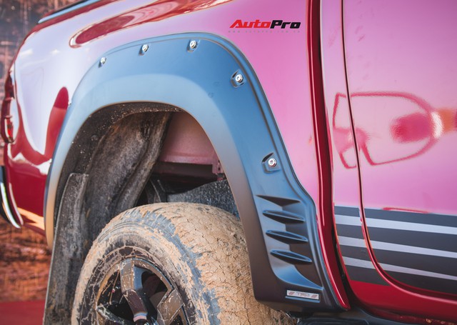 Soi kĩ Toyota Hilux TRD Sportivo 2018 lần đầu tiên ra mắt tại Việt Nam - Ảnh 11. Soi kĩ Toyota Hilux TRD Sportivo 2018 lần đầu tiên ra mắt tại Việt Nam - Ảnh 11.