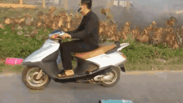 Hàng chục bình gas đổ tràn ra đường sau tai nạn, người dân vẫn thản nhiên đứng quay clip
