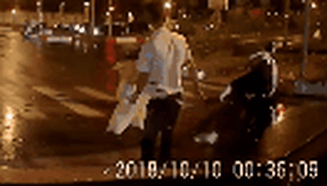 Clip: Nửa đêm, hai thiếu nữ say mềm trên đường và cái kết khiến tất cả hồi hộp