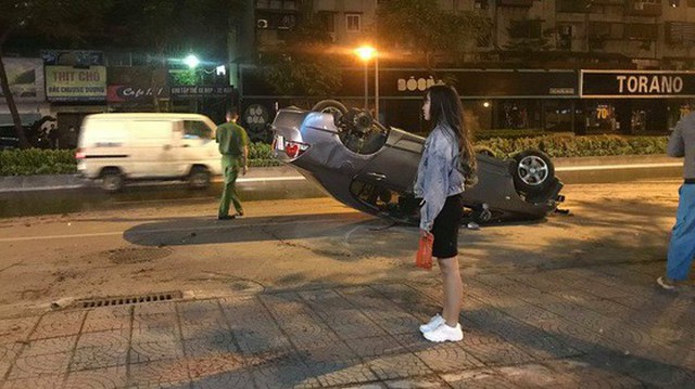 Hà Nội: Ô tô mất lái đâm liên tiếp trụ nước, cột đèn điện rồi lật ngửa giữa đường, tài xế may mắn thoát chết