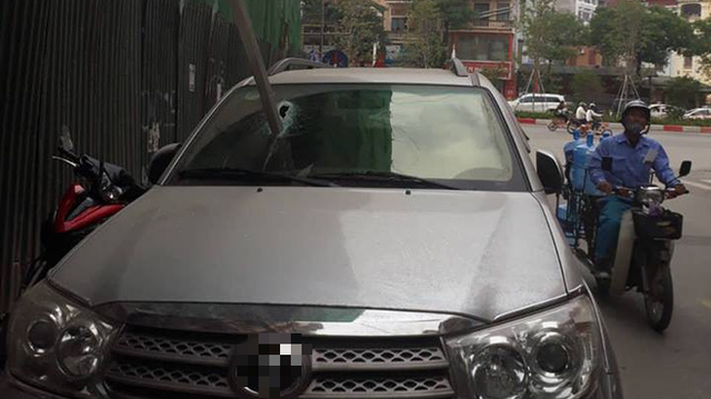 Hà Nội: Vừa dừng đỗ bên đường, xe ô tô bị thanh sắt rơi xuyên kính lái