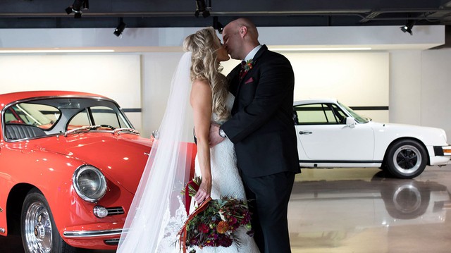Khi dân cuồng Porsche tổ chức đám cưới: Cô dâu, chú rể đứng trên Cayenne chạy quanh trường đua