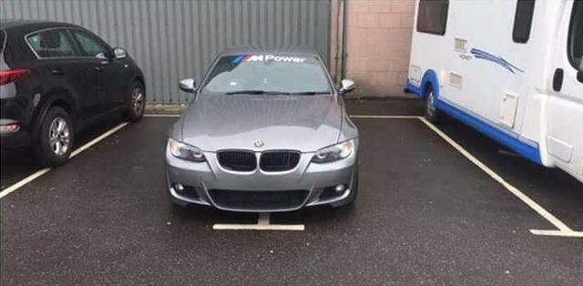 Góc tranh cãi: Chủ xe BMW mua 2 chỗ đỗ và đỗ đúng vào vạch ngăn cách để không xe nào va quệt vào - Ảnh 1.