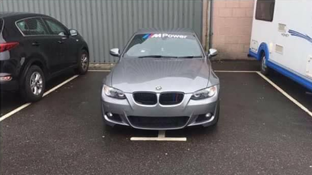 Góc tranh cãi: Chủ xe BMW mua 2 chỗ đỗ và đỗ đúng vào vạch ngăn cách để không xe nào va quệt vào