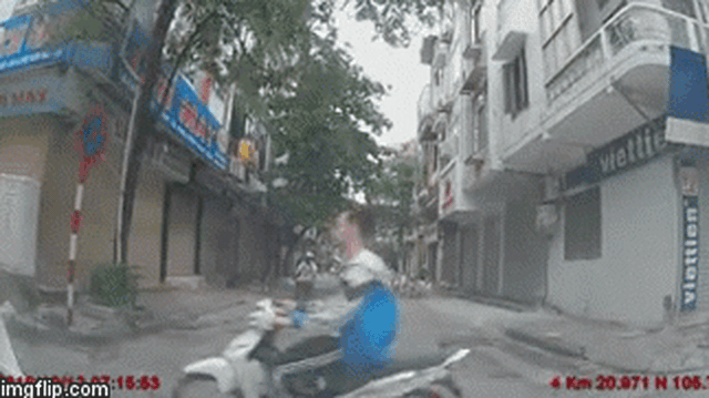 Người đàn ông liều lĩnh tạt đầu ô tô rồi thản nhiên hỏi: "Sao cháu đi nhanh thế?"