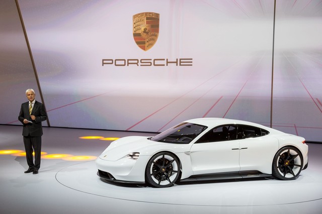 Mặc các hãng bỏ vô lăng và hộp số sàn nhưng Porsche thì không bao giờ - Ảnh 1.