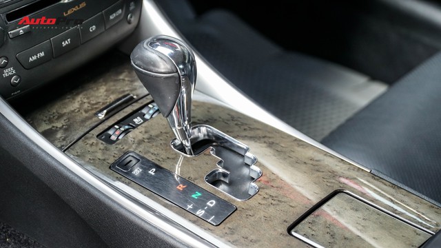 Xe thể thao mui trần Lexus IS250C có giá rẻ hơn 700 triệu đồng sau 7 năm tuổi - Ảnh 13. Xe thể thao mui trần Lexus IS250C có giá rẻ hơn 700 triệu đồng sau 7 năm tuổi - Ảnh 13.