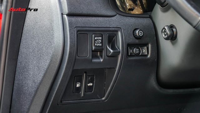Xe thể thao mui trần Lexus IS250C có giá rẻ hơn 700 triệu đồng sau 7 năm tuổi - Ảnh 10. Xe thể thao mui trần Lexus IS250C có giá rẻ hơn 700 triệu đồng sau 7 năm tuổi - Ảnh 10.