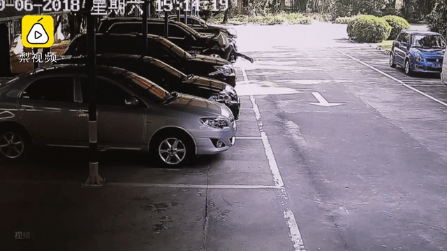 Xin thôi việc không được, bảo vệ lôi gạch ra nã như lấy được vào xe Mercedes của sếp