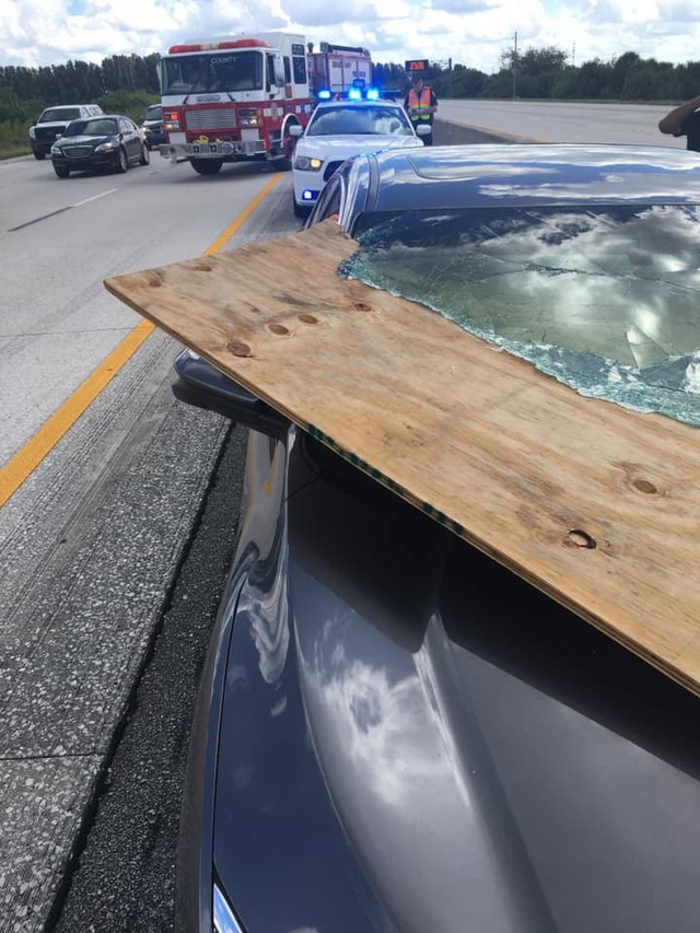Tai nạn khó tin như trong phim: Tấm gỗ rơi từ xe tải, xiên đôi Honda Civic và pha thoát nạn thần kỳ của tài xế - Ảnh 2.