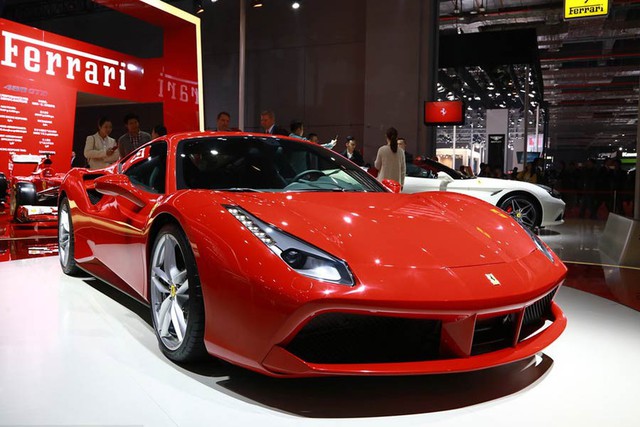 Đưa con trai đi học bằng siêu xe Ferrari 488, đại gia bị các phụ huynh khác tẩy chay - Ảnh 1.