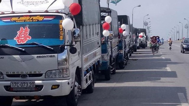 Bất ngờ với màn rước dâu bằng xe tải của một chú rể ở Thái Bình