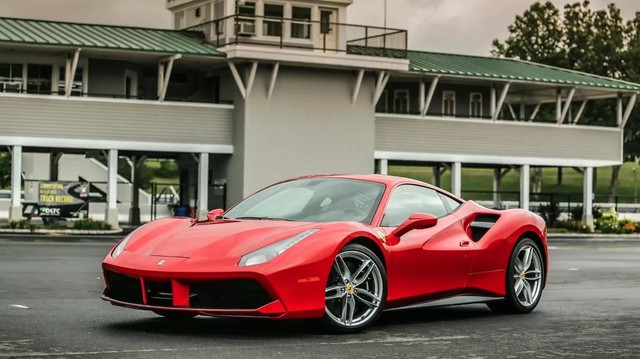 Đưa con trai đi học bằng siêu xe Ferrari 488, đại gia bị các phụ huynh khác tẩy chay