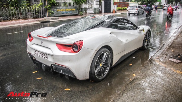 Đại gia Sài Thành tân trang Ferrari 488 GTB bằng decal lạ mắt