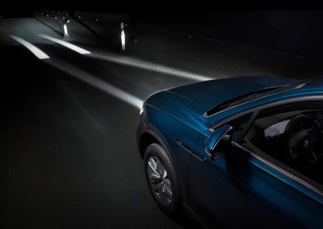 Volkswagen trình làng công nghệ đèn thông minh y hệt Digital Light của Mercedes-Benz - Ảnh 1.