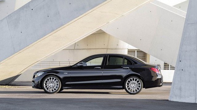 Xe lướt nhiều nhất là Mercedes C-Class nhưng hãng bị lướt nhiều nhất lại là BMW