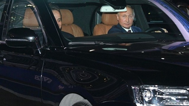 Tổng thống Putin đích thân cầm lái "Rolls-Royce của nước Nga" chở khách quý thăm thú đường đua F1
