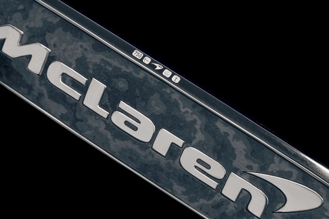 Không chỉ mạnh nhất, siêu xe McLaren Speedtail còn sử dụng logo sang chảnh làm bằng vàng, bạch kim và sợi carbon - Ảnh 2.