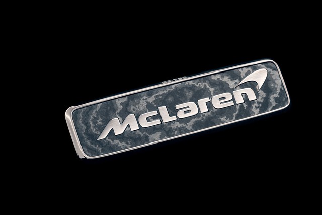 Không chỉ mạnh nhất, siêu xe McLaren Speedtail còn sử dụng logo sang chảnh làm bằng vàng, bạch kim và sợi carbon - Ảnh 1.