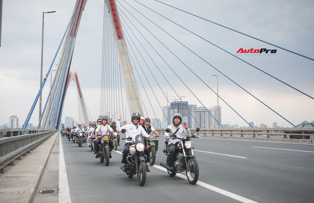 Hàng trăm biker chạy xe classic tổ chức offline, diễu hành quanh đường phố Hà Nội - Ảnh 10.