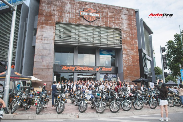 Hàng trăm biker chạy xe classic tổ chức offline, diễu hành quanh đường phố Hà Nội - Ảnh 14.