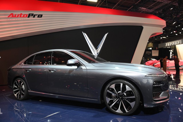 HOT: Chi tiết ngoại thất sedan VinFast LUX A2.0 vừa ra mắt hoành tráng tại Paris Motor Show 2018 - Ảnh 4.