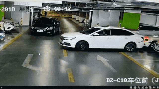 Lùi xe trong bãi gửi, nữ tài xế đâm liên tiếp 3 xe sang BMW, Audi và Maserati