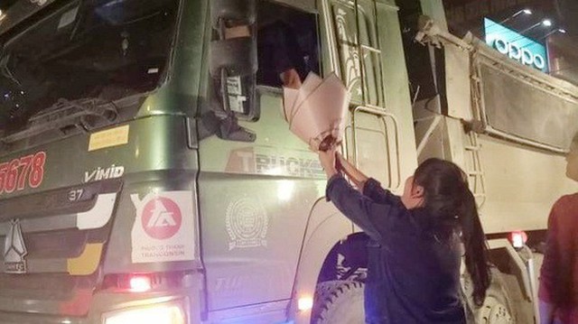 Bác tài xế lái xe "hổ vồ" vội dừng xe, kéo nhanh chiếc kính mua bó hoa tặng vợ nhân ngày 20/10 khiến nhiều người xúc động
