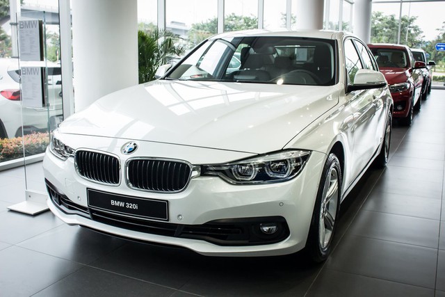 BMW 320i nâng cấp trang bị, giá cao hơn 200 triệu đồng so với Mercedes-Benz C200 - Ảnh 5. BMW 320i nâng cấp trang bị, giá cao hơn 200 triệu đồng so với Mercedes-Benz C200 - Ảnh 5.