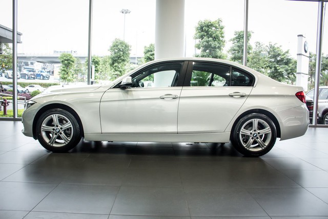 BMW 320i nâng cấp trang bị, giá cao hơn 200 triệu đồng so với Mercedes-Benz C200 - Ảnh 6.