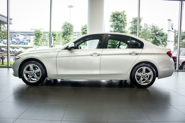 BMW 320i nâng cấp trang bị, giá cao hơn 200 triệu đồng so với Mercedes-Benz C200 - Ảnh 6. BMW 320i nâng cấp trang bị, giá cao hơn 200 triệu đồng so với Mercedes-Benz C200 - Ảnh 6.
