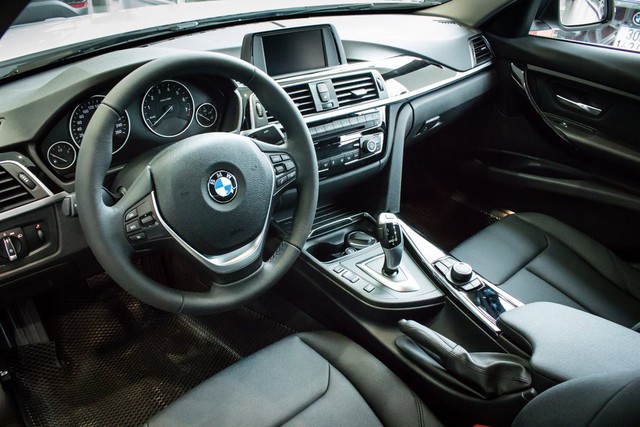 BMW 320i nâng cấp trang bị, giá cao hơn 200 triệu đồng so với Mercedes-Benz C200 - Ảnh 10.