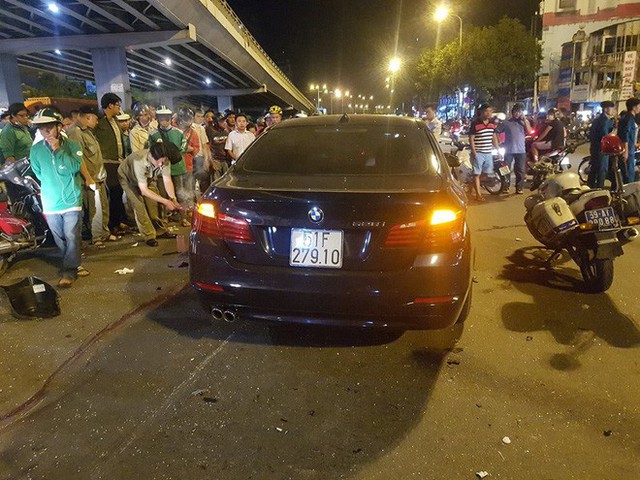 Ô tô BMW tông hàng loạt xe máy ở ngã tư Hàng Xanh, người bị thương nằm la liệt trên đường - Ảnh 2.