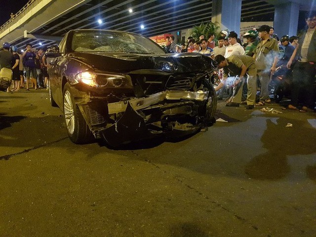 Ô tô BMW tông hàng loạt xe máy ở ngã tư Hàng Xanh, người bị thương nằm la liệt trên đường - Ảnh 3.
