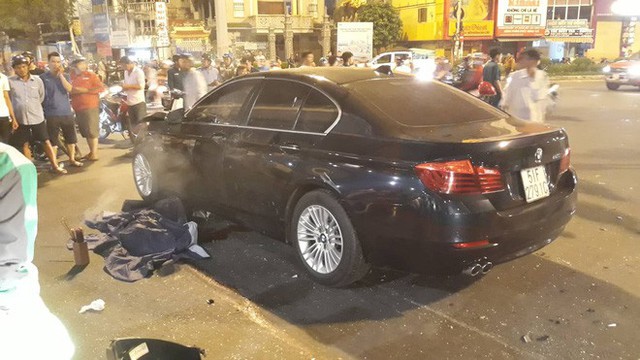 Ô tô BMW tông hàng loạt xe máy ở ngã tư Hàng Xanh, người bị thương nằm la liệt trên đường - Ảnh 4.