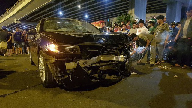 Ô tô BMW tông hàng loạt xe máy ở ngã tư Hàng Xanh, người bị thương nằm la liệt trên đường