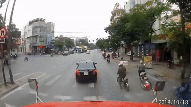 Giây phút né tử thần thót tim của người đàn ông đi xe điện dám cắt mặt 2 chiếc container