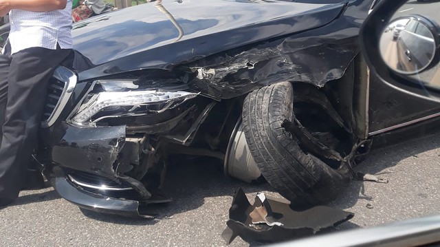 Xe sang bạc tỷ Mercedes-Benz S500 văng nguyên trục bánh sau cú va chạm mạnh với chiếc Corolla Altis ngược chiều