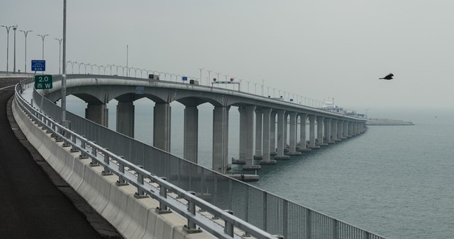 Cận cảnh cầu vượt biển dài nhất thế giới nối liền Trung Quốc và Hồng Kông - Ảnh 10.