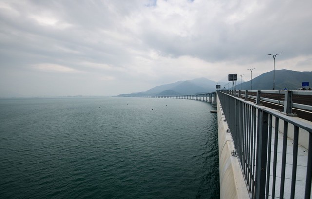 Cận cảnh cầu vượt biển dài nhất thế giới nối liền Trung Quốc và Hồng Kông - Ảnh 8.