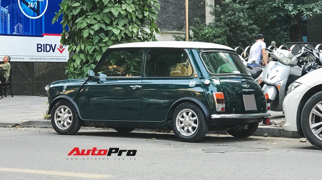MINI cổ giống của Mr. Bean xuất hiện trên đường phố Việt