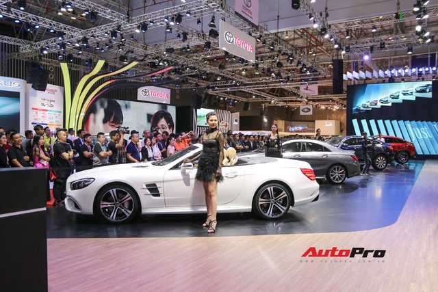 Gian hàng rộng nhất Triển lãm Ô tô Việt Nam 2018 của Mercedes-Benz có gì thú vị? - Ảnh 3. Gian hàng rộng nhất Triển lãm Ô tô Việt Nam 2018 của Mercedes-Benz có gì thú vị? - Ảnh 3.