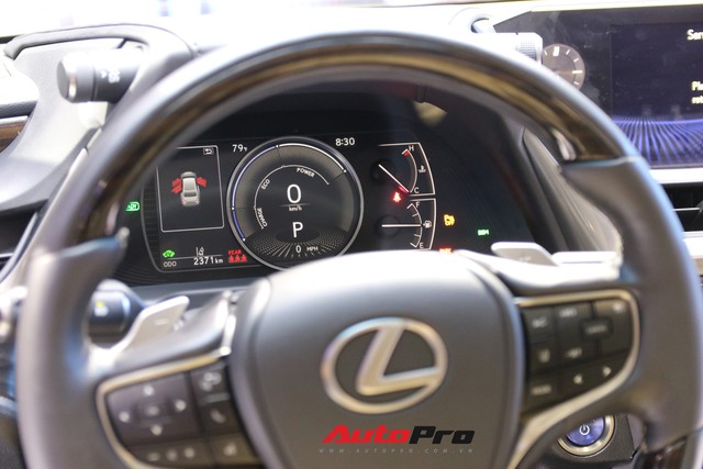 Xem tận mắt Lexus ES 2019 - Đối thủ nặng ký của Mercedes-Benz E-Class ra mắt tại Triển lãm Ô tô Việt Nam 2018 - Ảnh 12. Xem tận mắt Lexus ES 2019 - Đối thủ nặng ký của Mercedes-Benz E-Class ra mắt tại Triển lãm Ô tô Việt Nam 2018 - Ảnh 12.