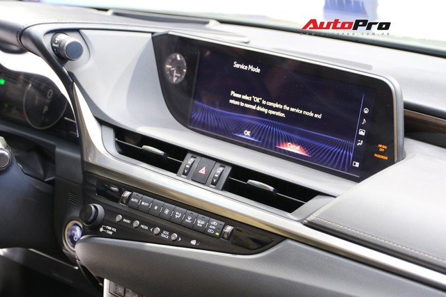 Xem tận mắt Lexus ES 2019 - Đối thủ nặng ký của Mercedes-Benz E-Class ra mắt tại Triển lãm Ô tô Việt Nam 2018 - Ảnh 13. Xem tận mắt Lexus ES 2019 - Đối thủ nặng ký của Mercedes-Benz E-Class ra mắt tại Triển lãm Ô tô Việt Nam 2018 - Ảnh 13.
