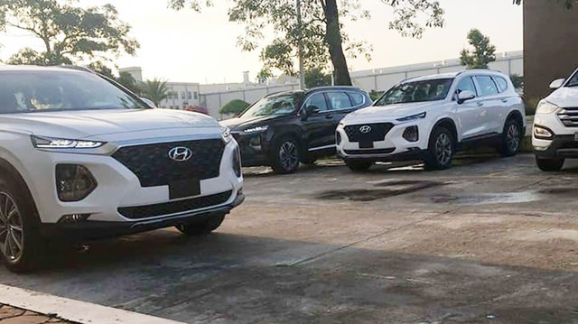Loạt xe Hyundai Santa Fe 2019 bất ngờ lộ diện trong nhà máy tại Ninh Bình trước ngày ra mắt