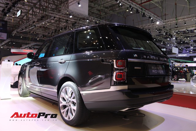 Range Rover Autobiography LWB trình diện Triển lãm Ô tô Việt Nam 2018 - Ảnh 2. Range Rover Autobiography LWB trình diện Triển lãm Ô tô Việt Nam 2018 - Ảnh 2.